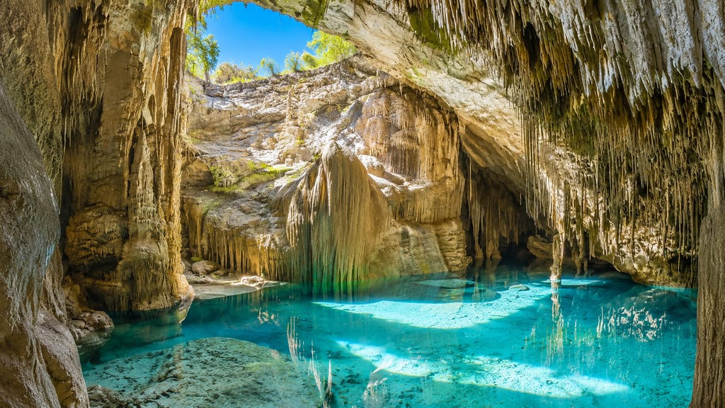 Cova des Coloms y la costa de Binigaus, en Es Migjorn Gran