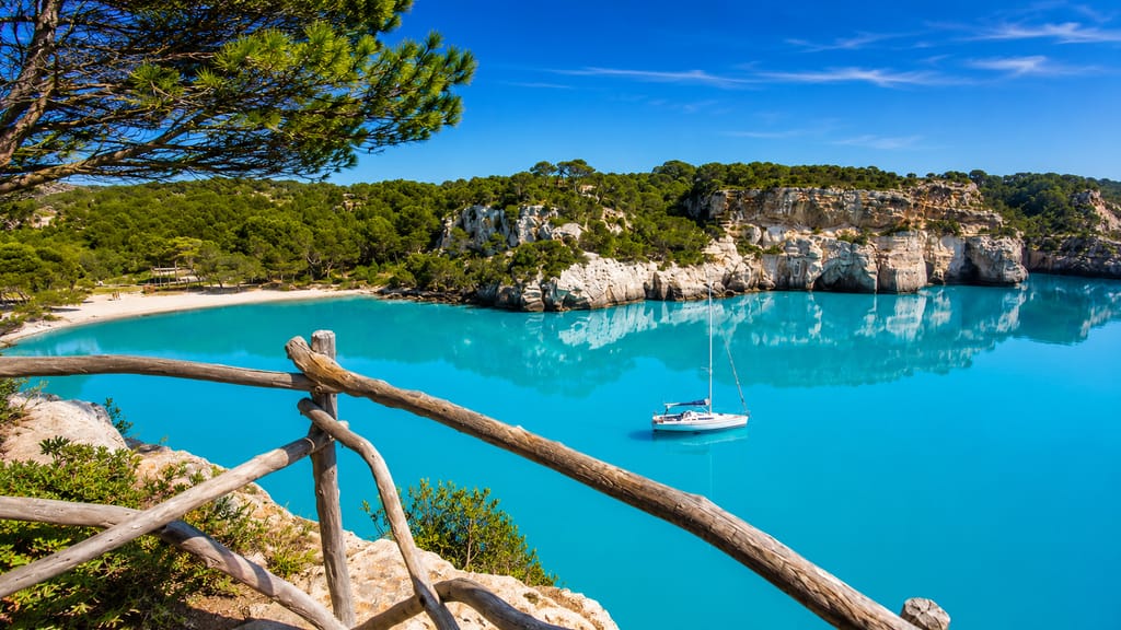Cala Macarella, sable blanc et eau turquoise dans le sud de Minorque