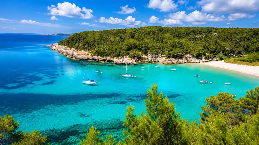 La plage de sable clair de Cala Mitjana, sud de Minorque
