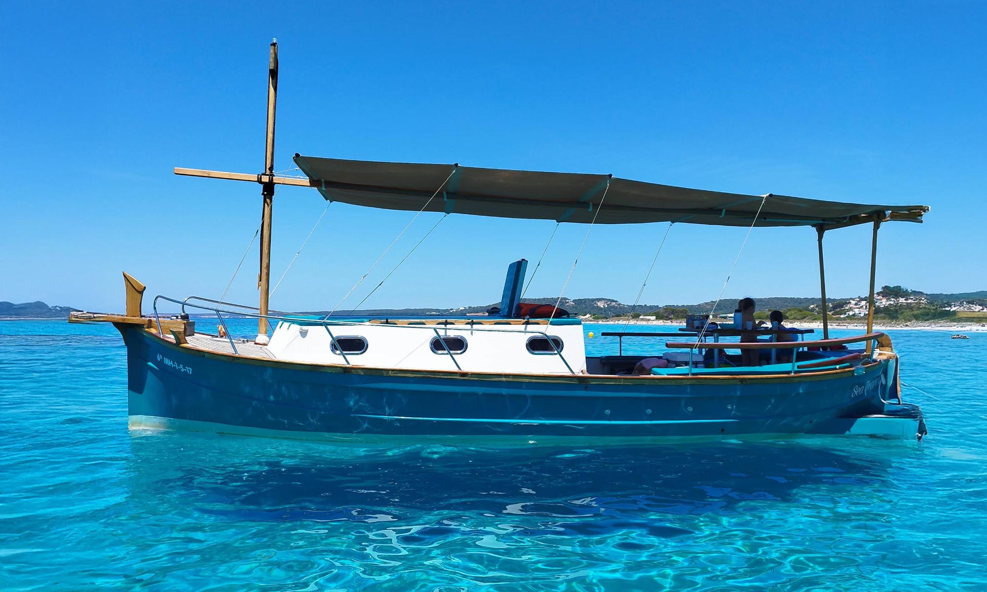 Llaüt tradicional navegando por las calas del sur de Menorca