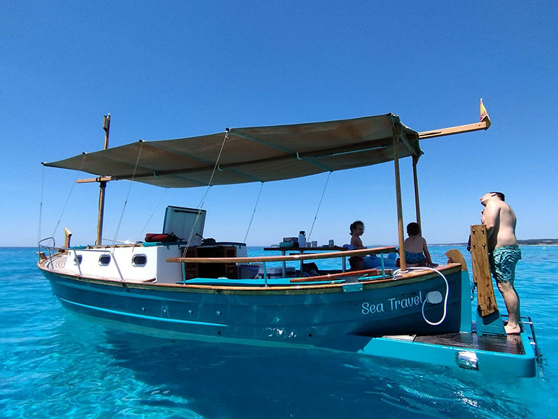 Excursión en barco por las calas de Menorca
